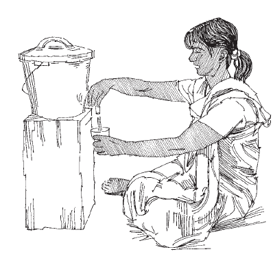 Perempuan duduk dan menuangkan air pada gelas dari wadah air