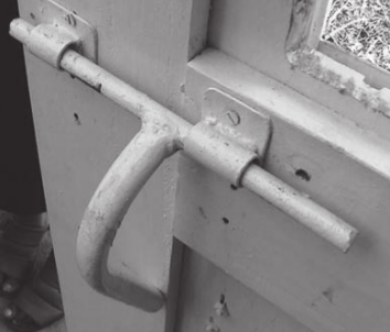 Kunci pintu ditutup dengan pegangan panjang yang mudah digenggam